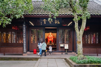 一些人站在一栋建筑前面