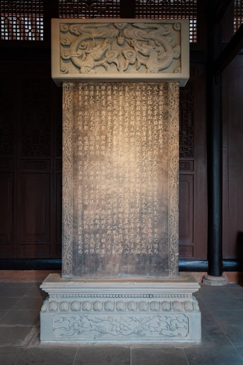 一间房间中的一座大理石柱子