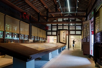 一个展示艺术品的建筑物中的大厅