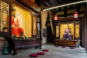 一个带有大窗户的建筑物中的房间