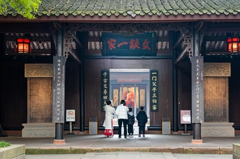 一家站在神社的门口