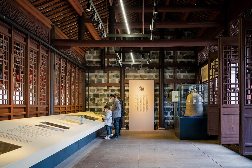 一些人在博物馆的一个大房间里站着。