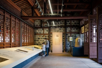 一些人在博物馆的一个大房间里站着。