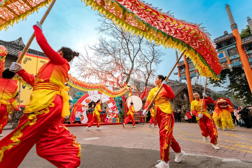 表演者参加春节游行