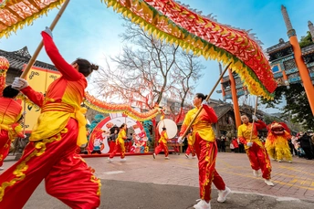 表演者参加春节游行