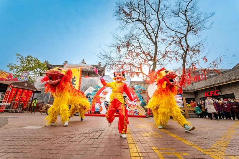 穿着戏服的舞者在节日上表演