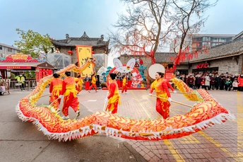 一群穿着戏服的人在游行中表演