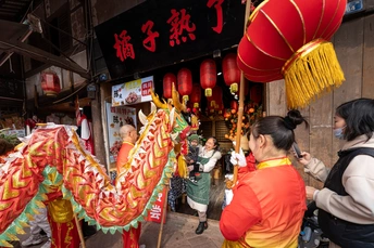 人们走在挂着红灯笼的街道上