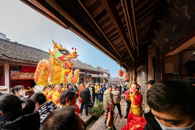 人们戴口罩走在大街上