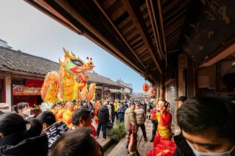 人们戴口罩走在大街上