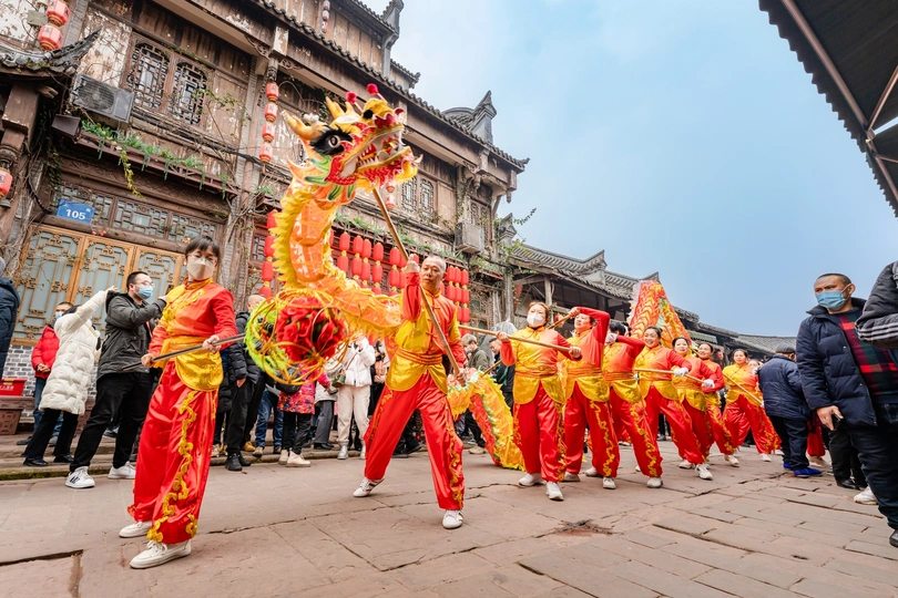 红色服装的演员在春节游行中