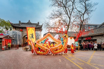 一条街上有一个龙节