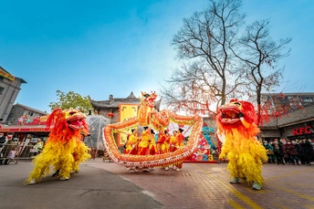 一群穿着戏服的人在节日游行中走下街道