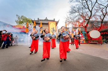 妇女在传统中国节日在街上表演