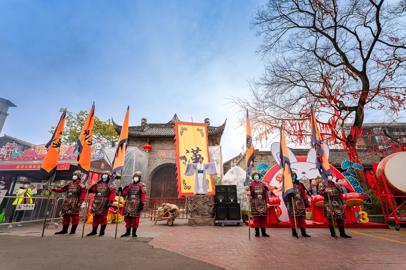 行军乐队在街上行进 手持旗帜。