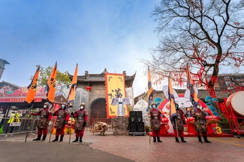 行军乐队在街上行进 手持旗帜。