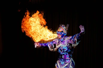 舞台上的着火装表演者