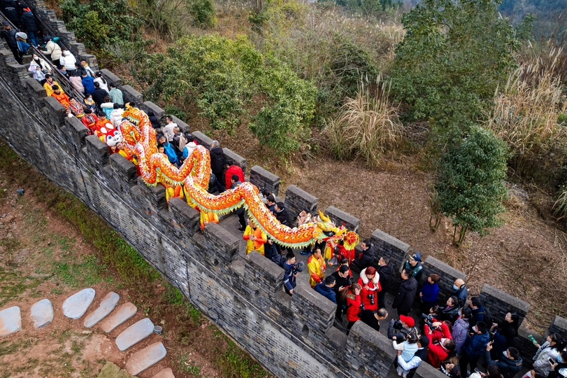 一条长长的墙 墙顶上有一条龙。