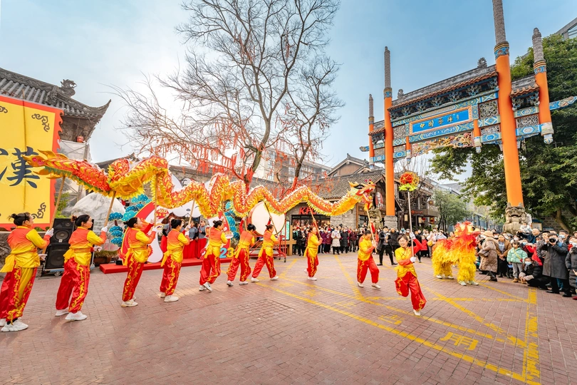 人们穿着 costumes 在街上参加游行