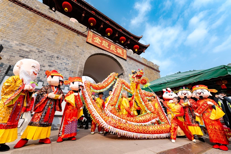 一群穿着彩色服装的人走在街上