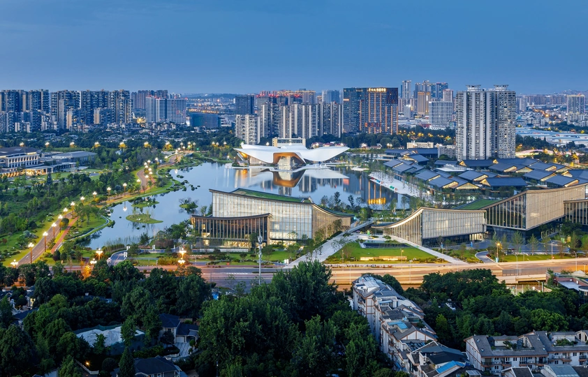 夜晚的大城市 前景是河流。