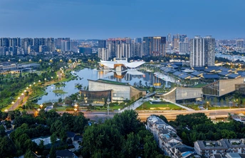 夜晚的大城市 前景是河流。