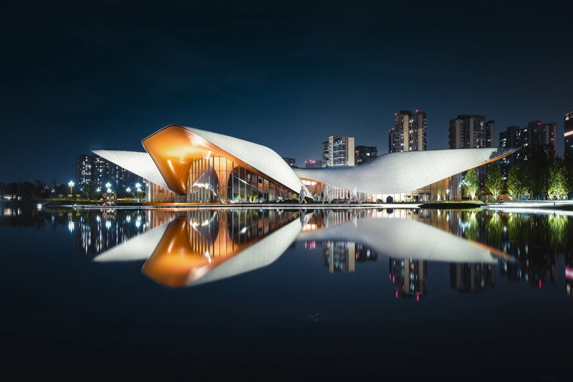 城市的建筑在夜晚的水中得到反映。