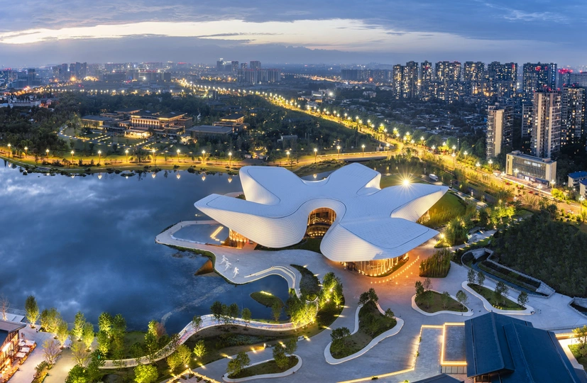 夜幕下的城市照片 前景是 Marina Bay Sands 酒店