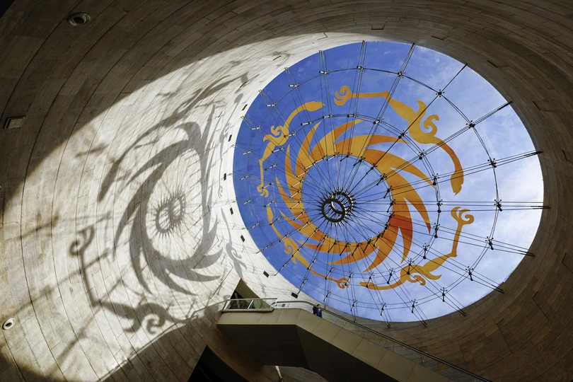 抬头望向建筑物的天花板