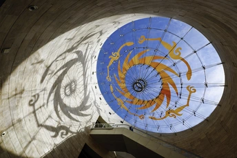 抬头望向建筑物的天花板