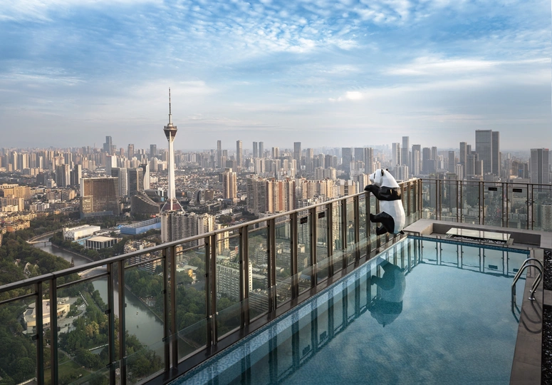 位于摩天大楼顶部的游泳池 俯瞰城市