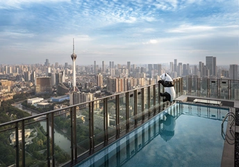 位于摩天大楼顶部的游泳池 俯瞰城市