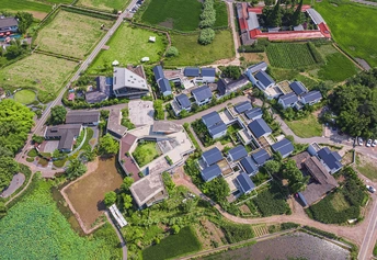 带有太阳能板、房屋和农田的村庄 aerial photo