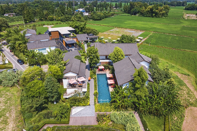 空中视角 一个大型的庄园 带有游泳池和一所房子。