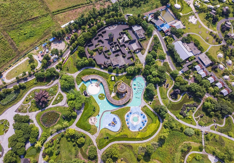 度假村俯瞰图 带有泳池和花园