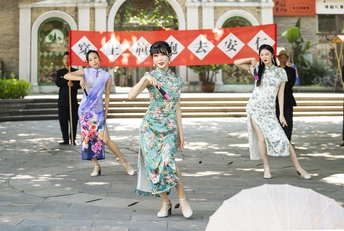 一群穿着传统韩国服装的女性在韩国全北道清潭市的一条街道上行走。