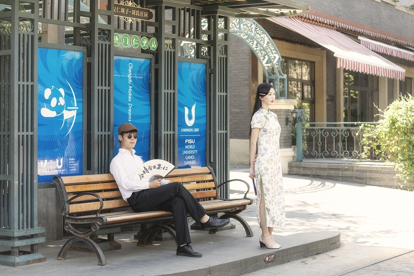 一个人和一个女人坐在公交车站的长椅上