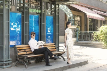 一个人和一个女人坐在公交车站的长椅上