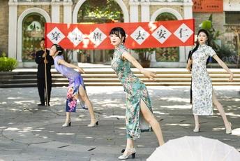 穿传统服装的舞者在雨伞下跳舞