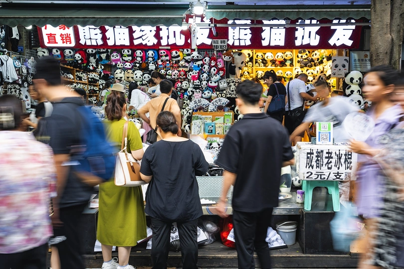 经过一个繁忙的市场 一群人正在走过去