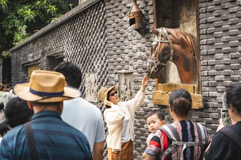 人群正在观看一匹马的雕像。
