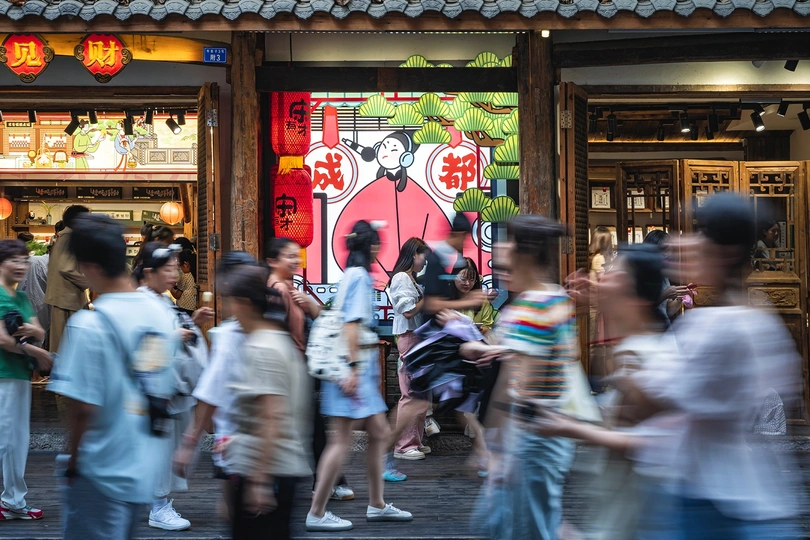 人群沿着繁忙的街道走