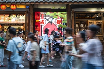 人群沿着繁忙的街道走