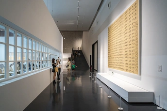 博物馆的一个走廊 墙上挂满了艺术作品。