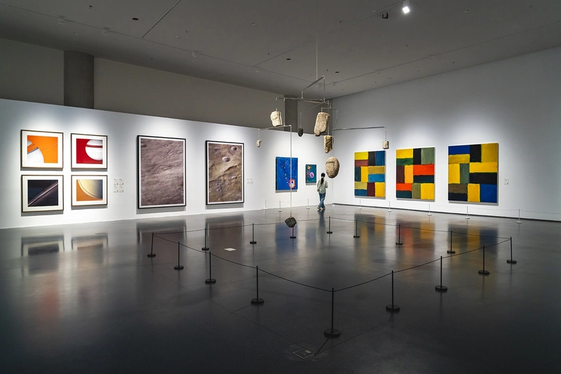 一个艺术画廊里的房间 墙上挂着画。