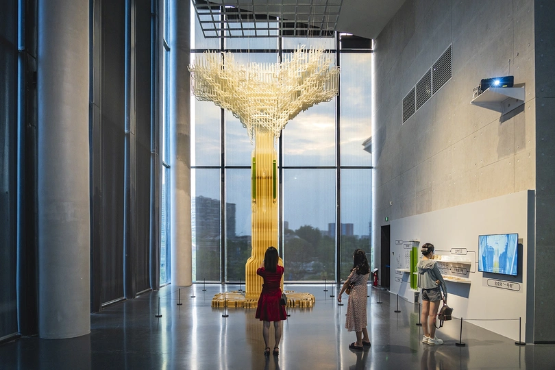 一群人在一幅艺术作品前站立