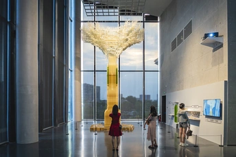 一群人在一幅艺术作品前站立