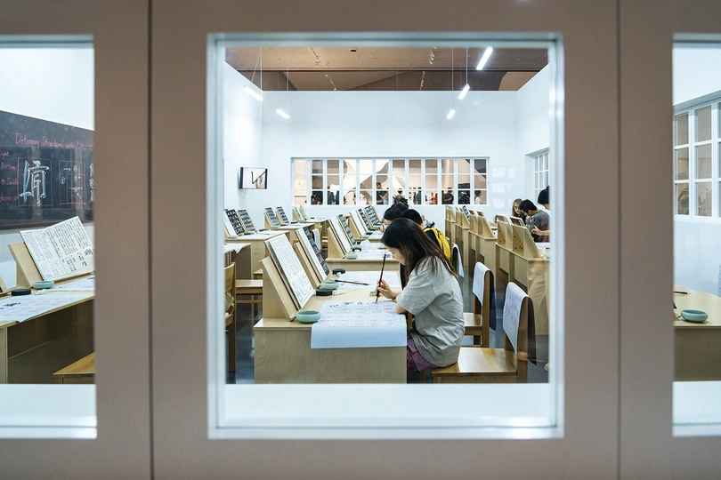 图书馆里一位女士的照片