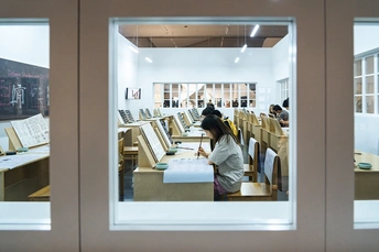 图书馆里一位女士的照片