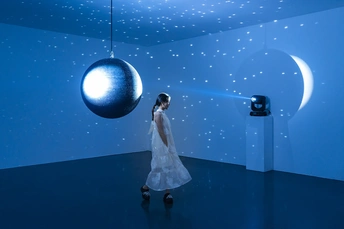 一个穿白裙子的女人在一个被蓝色灯光照亮的房间里